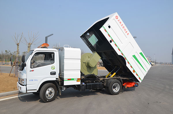 道路多功能洒水吸尘车​